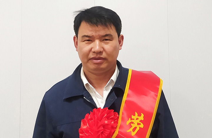 【918博天堂·(中国区)官方网站风采】兢兢业业 恪尽职守——镇雄煤业2023年度劳动模范赵泽禄