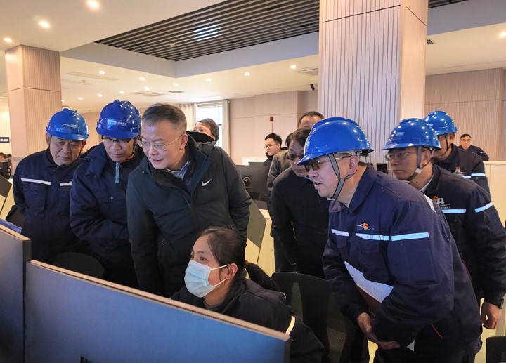 在中心控制室了解生产运行情况.jpg